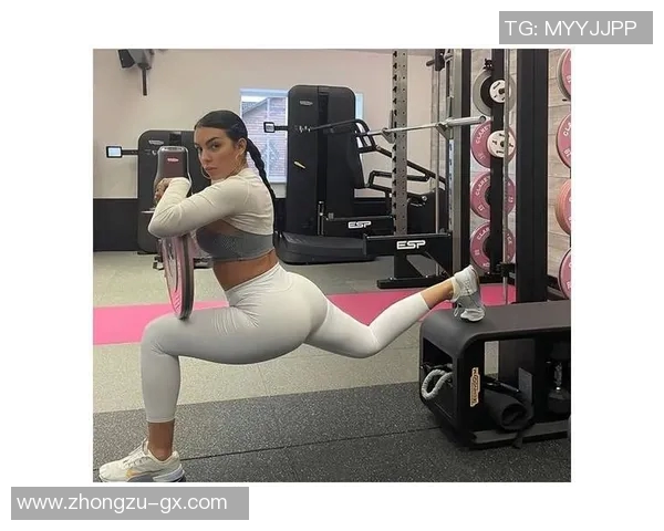 足球明星身材大比拼各具特色的健美身形与运动魅力解析 足球明星身材大比拼各具特色的健美身形与运动魅力解析